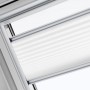 Detailaufnahme: Weißes Velux Plissee FHL C02 1016S am Dachfenster.