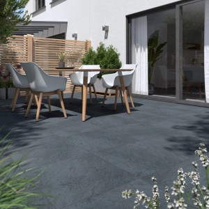 Terrassenplatten Feinsteinzeug Manhatten Dunkelgrau 60x60cm, verlegt auf einer Terrasse mit Gartenmöbeln.