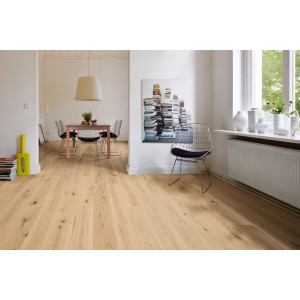 Heller Wohnraum mit Living by Haro Parkett Landhausdiele Eiche Weiß strukturiert, geölt.