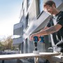 Bosch Professional Akku-Bohrschrauber GSR 18V-45 im Einsatz beim Bohren eines Lochs in eine Holzplatte.