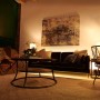 Wohnzimmer mit warmweißem Licht durch Osram E27 LED Leuchtmittel in Glühlampenform.