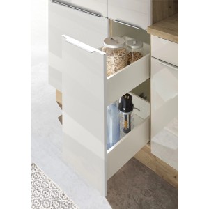 Respekta Küchenzeile Marleen: Detailaufnahme Apothekerschrank mit Auszug in Artisan-Eiche und Weiß Hochglanz.