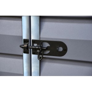 Detailaufnahme: Schwarzer Riegel an grauer Tür des Palram Canopia Gerätehauses.