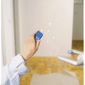 Hand nutzt LUX Universalschaber mit Klinge zum Entfernen von Farbspritzern auf Glas.