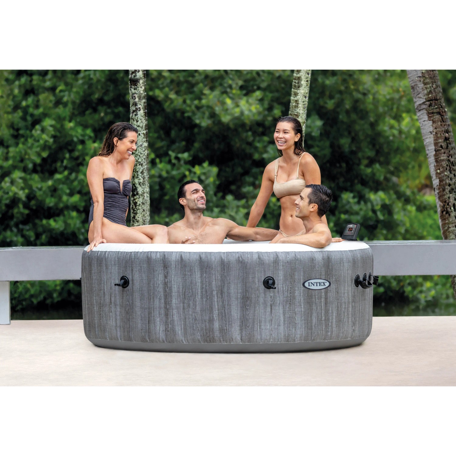 Intex PureSpa Greywood Deluxe aufblasbarer Whirlpool mit 4 Personen im Garten.