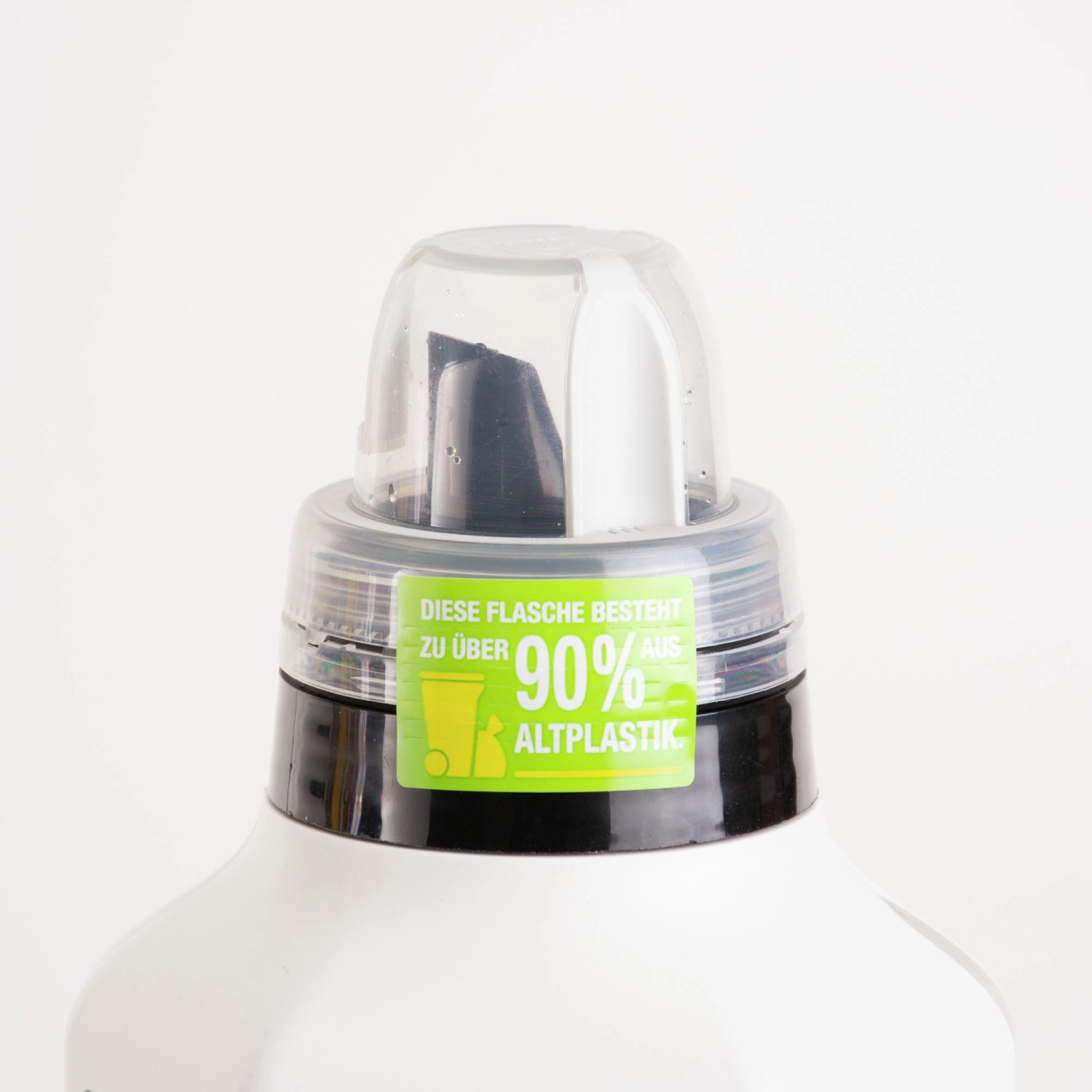 Detailaufnahme: Compo Complete Pflanzendünger 1L Flasche aus 90% Altplastik.