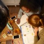 Szene mit zwei Kindern beim Lernen unter dem Licht einer Philips GU10 LED Lampe.