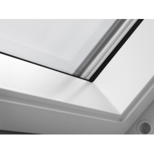 Detailaufnahme: Weißes Velux Schwingfenster GGU MK06 78x118 cm, Dachfenster mit Kunststoff-Ummantelung.