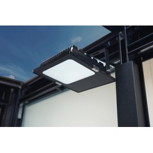 SunElements Pflanzenlampe LED 50W, 2er Set, montiert an Gewächshaus-Gestell.