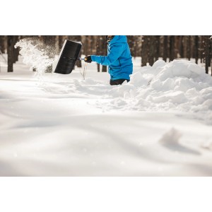 Person schaufelt Schnee mit dem Fiskars Schneeräumer Telescopic X-series.