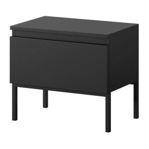 Selsey Nachttisch Bemmi Schwarz, 49 cm breit, mit mattem Korpus und schlanken Stahlfüßen. Modernes Design mit Stauraum.