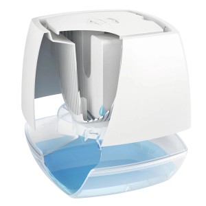 UHU Luftentfeuchter Ambiance in Anthrazit, mit geöffnetem Gehäuse und Wasser im Auffangbehälter.