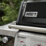 Detailansicht: Schwarzer Weber Gasgrill E-335 GBS Spirit mit Edelstahl-Elementen.