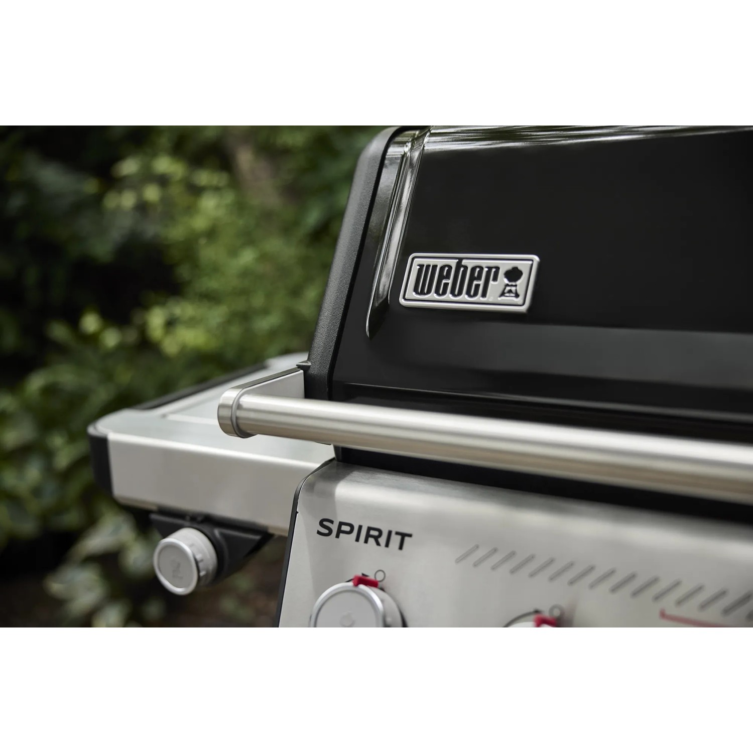Detailansicht: Schwarzer Weber Gasgrill E-335 GBS Spirit mit Edelstahl-Elementen.