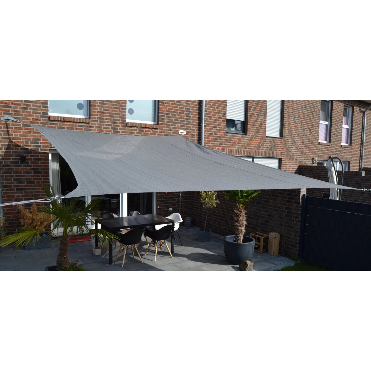 Graues Floracord Vierecksonnensegel aus HDPE, 400x500 cm, über einer Terrasse mit Tisch und Stühlen.