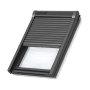 Solar Rollladen CK02 Alu für Dachfenster, teilweise geöffnet, für Hitzeschutz und Verdunkelung.