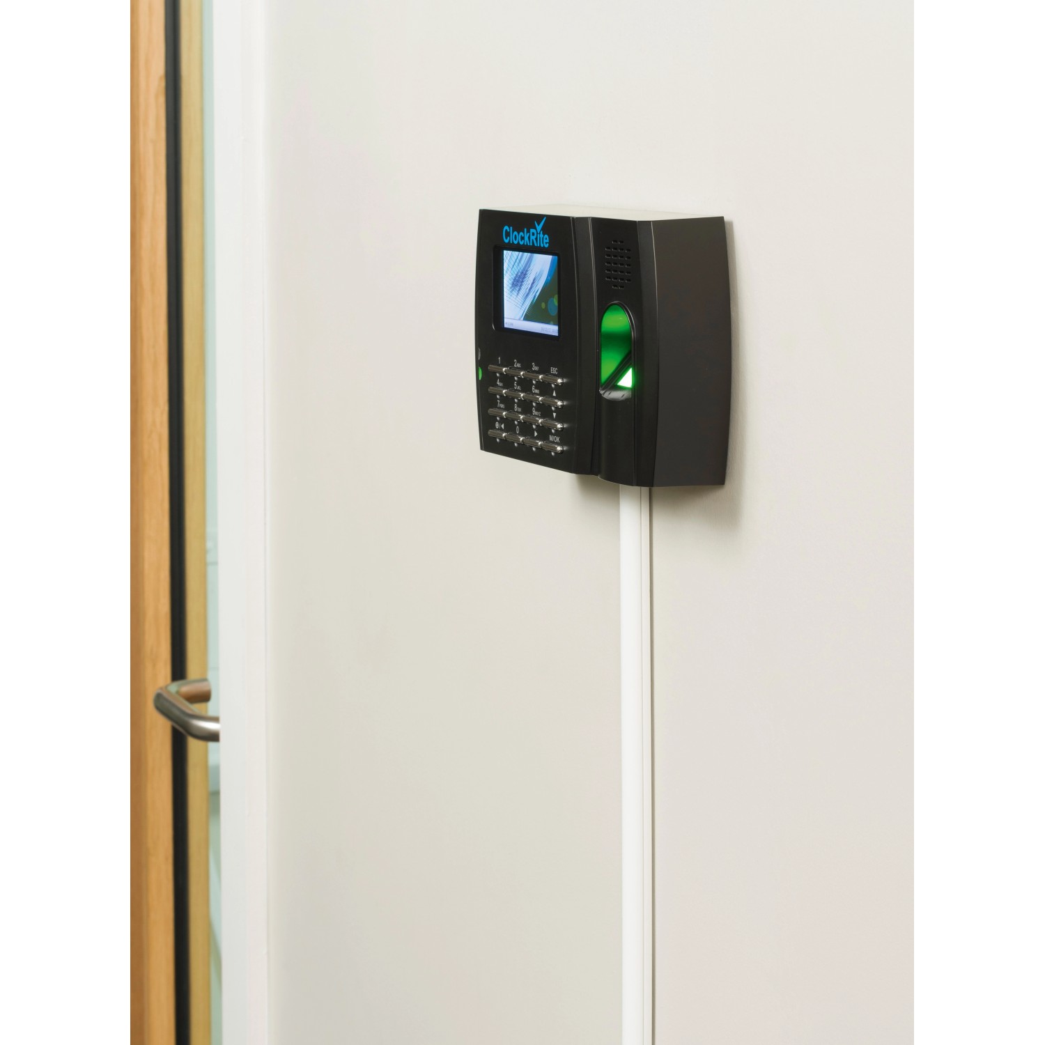 Weißer D-Line Kabelkanal 20x10 mm, 2 m, zur dezenten Kabelverlegung an der Wand.