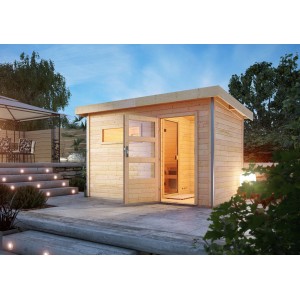 Naturbelassenes Karibu Saunahaus Hendrik 3 mit offener Tür und Bänken im Garten.