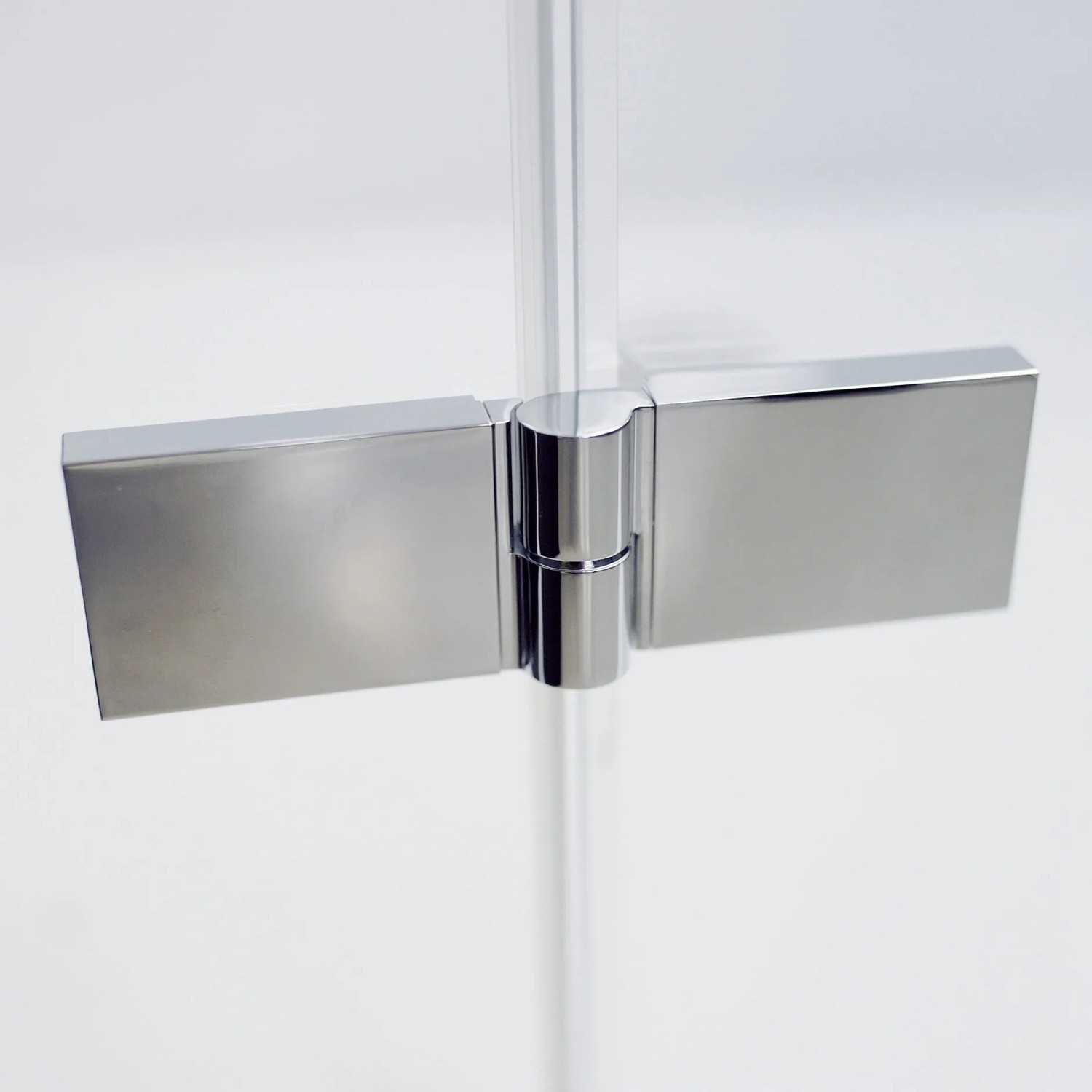 Detailaufnahme: Chrom-Scharnier einer Breuer Eckdusche Panorama mit Klarglas.