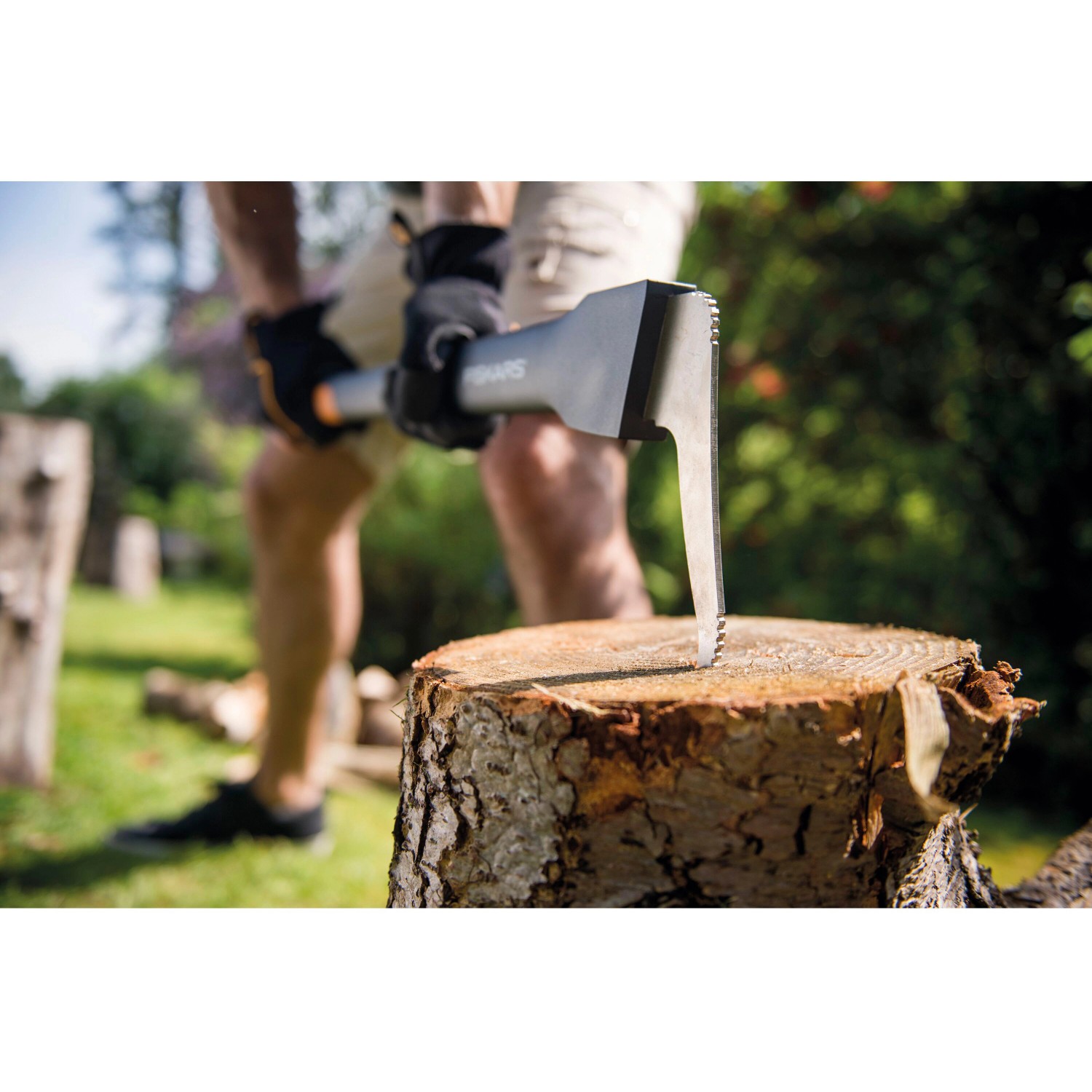 Fiskars WoodXpert XA22 Sappie Fällheber im Einsatz auf einem Holzstamm.