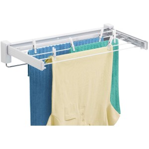 Wenko Wandtrockner Butterfly, ein Wäscheständer mit Handtüchern und Wäscheklammern.