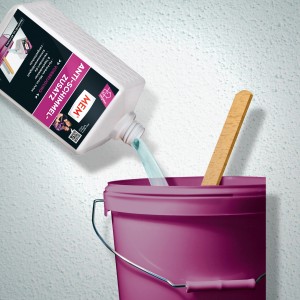 MEM Anti-Schimmel-Zusatz wird in einen Eimer gegossen. Bauabdichtung gegen Schimmel.