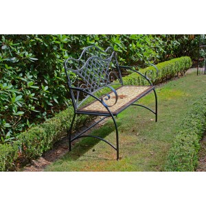 Gartenbank Amarillo 2-Sitzer mit Mosaik-Sitzfläche und Metallgestell im Garten.