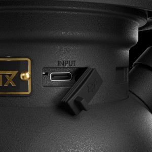 Detailaufnahme: Schwarze Petromax LED-Laterne PX-LM500 mit USB-C-Anschluss und Abdeckung.