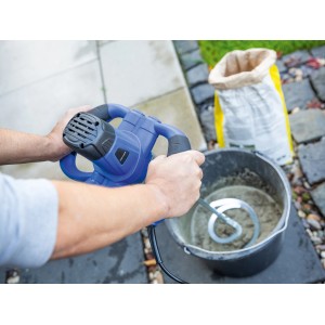 LUX Rührwerk 1400 W im Einsatz: Anmischen von Farbe im Eimer. Multitool für Handwerker.