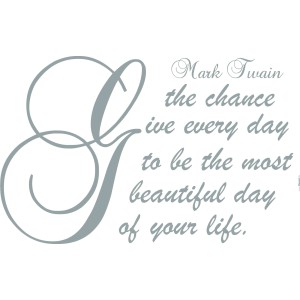 Komar Deko-Sticker "Beautiful" mit Zitat von Mark Twain, Wandtattoo für Wohnraum, 100x70 cm.