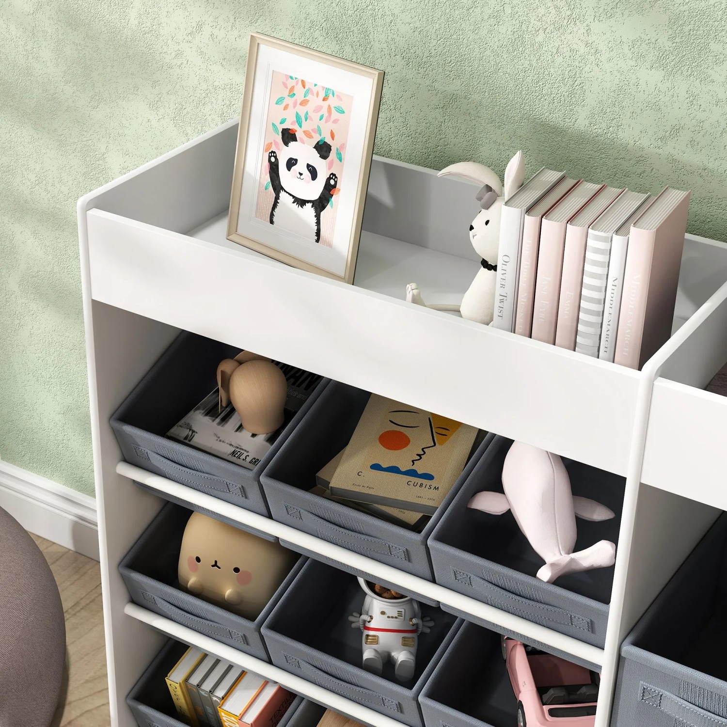 Weißes AIYAPLAY Kinderregal aus MDF mit grauen Stoffboxen, gefüllt mit Spielzeug und Büchern. Ideal für Kinderzimmer.