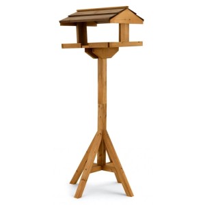 Moorland Vogelhaus aus Holz mit Ständer, braunes Dach. Futterhaus für Wildvögel im Garten.