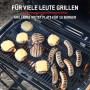 Weber Traveler Camping-Gasgrill mit Burgern und Würstchen auf dem Grillrost.
