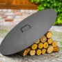 Schwarzer CookKing Deckel aus Stahl für Feuerschalen (Ø 60,5 cm) auf Holzstapel.
