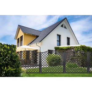 Anthrazitfarbener Sichtschutzzaun Nancy, 180x180 cm, vor einem Haus im Grünen.