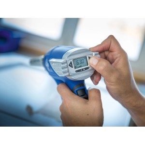 Nahaufnahme: LUX Heißluftpistole HLP-2000 LCD in blauer Farbe mit digitaler Temperaturanzeige.