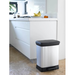 Curver Decobin Mülleimer, 30 l, Silber metallic, mit Fußpedal in moderner Küche.