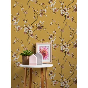 Gelbe Vliestapete mit Blumenmuster, leicht strukturiert. Dekorative Wandgestaltung für Wohnräume.