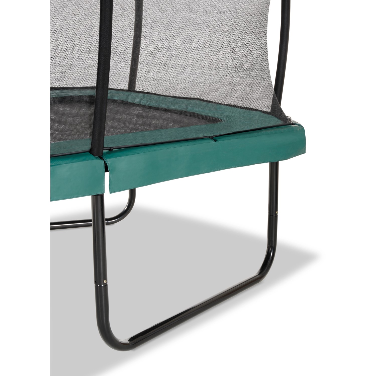 Detailaufnahme: Grünes EXIT Allure Classic Gartentrampolin mit schwarzem Rahmen und Sicherheitsnetz.
