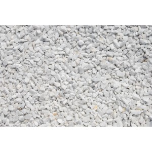 Nahaufnahme von Carrara Marmorsplitt, weiß, 9-12 mm, ideal für Garten- und Landschaftsbau.