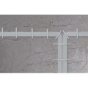 Hellgraue Kabel-Klemmbügel befestigen mehrere Kabel an einer grauen Betonwand.