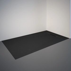 Schwarze Duschwanne, flach, bodengleich im Badezimmer.