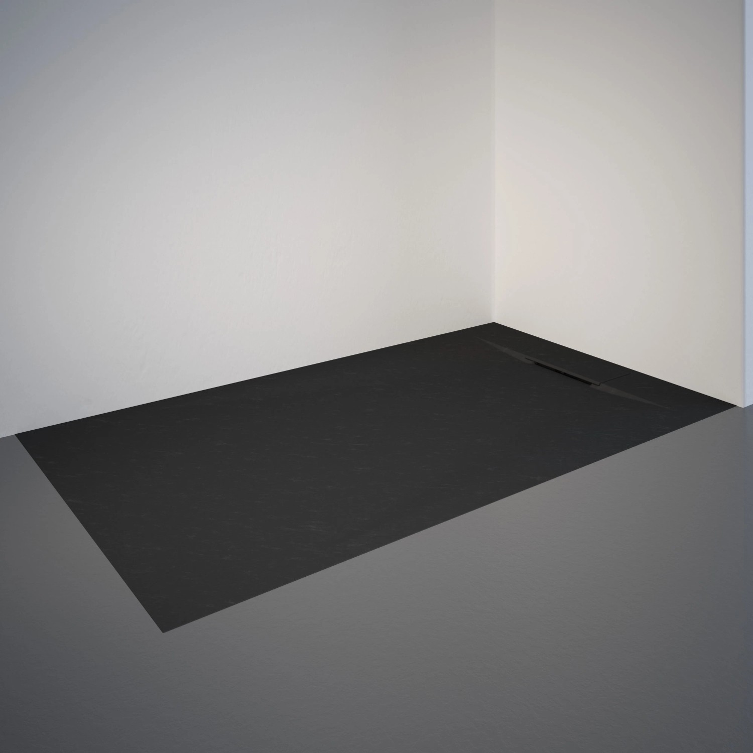 Schwarze Duschwanne, flach, bodengleich im Badezimmer.