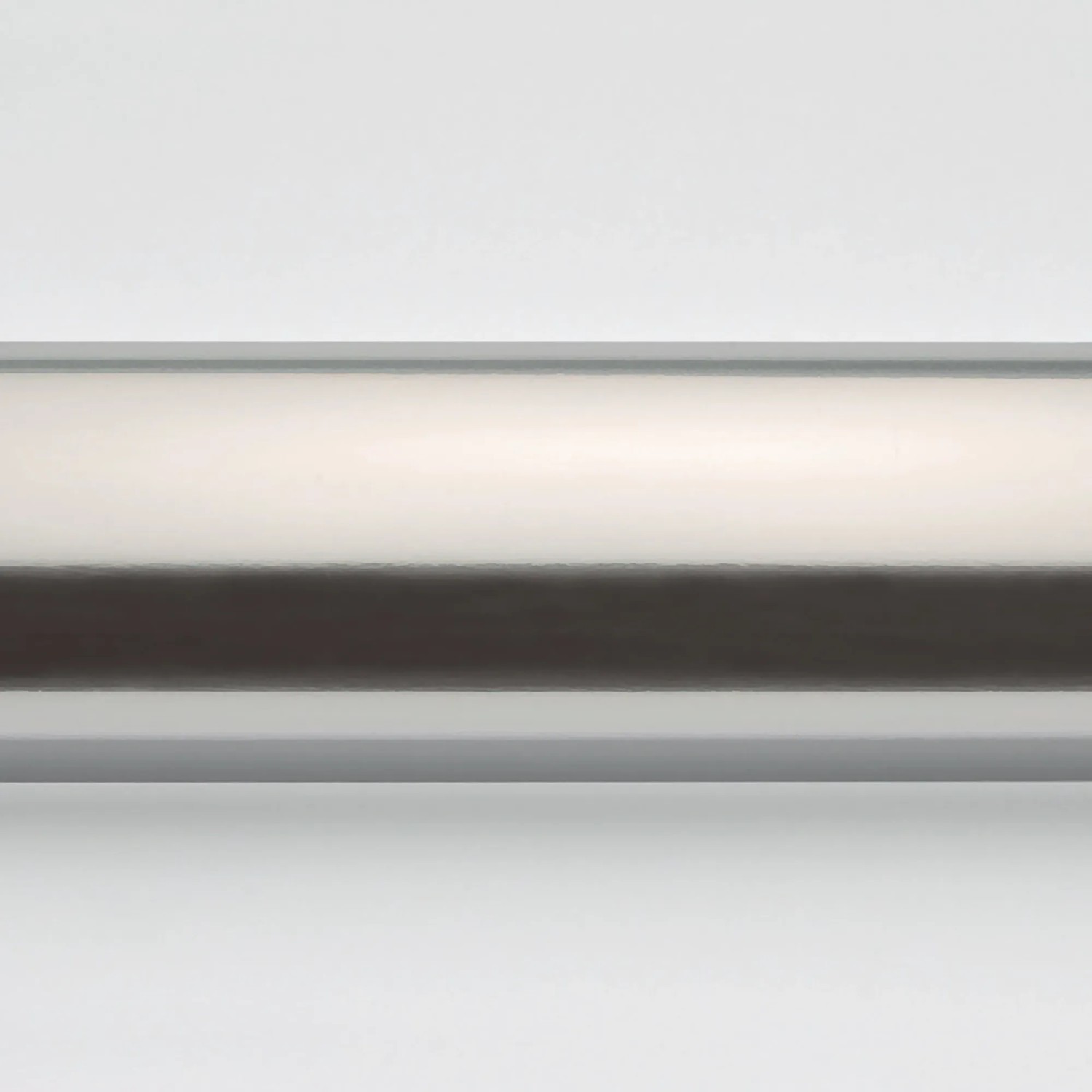 Detailaufnahme: Chromfarbenes Profil der Breuer Schiebetür Panorama für Duschnische.