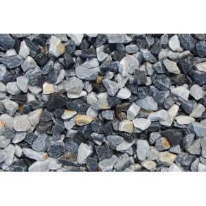 Nahaufnahme von blau-grauem Marmorsplitt (22-32 mm) im Big-Bag für den Garten.