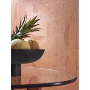 Orange-rote Vliestapete mit grafischem Muster von Marburg Papis Loveday, im Wohnraum.