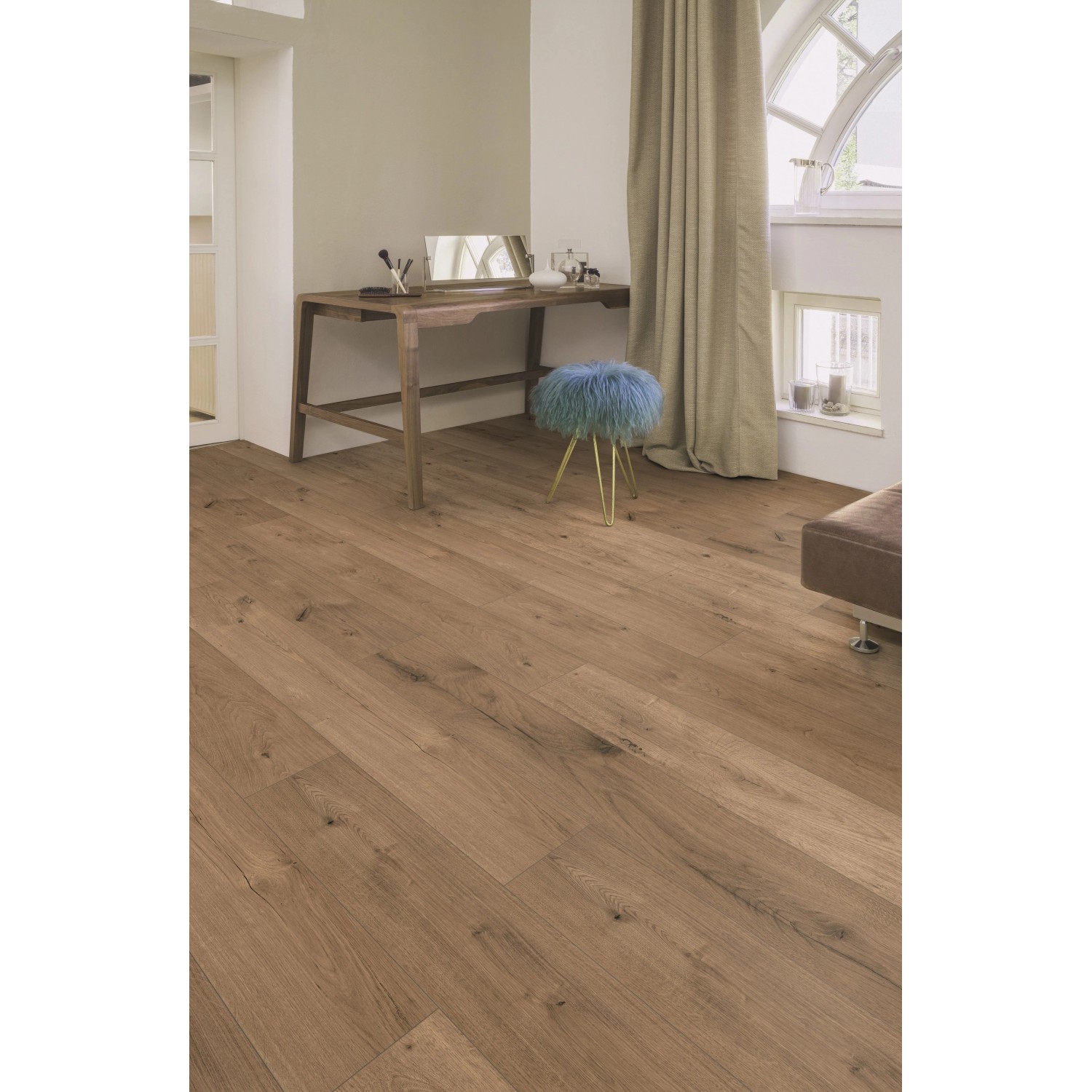 Kaindl Laminat Eiche Ferrara 8mm, wasserfest, in Wohnraum. Authentische Holzoptik für Bodenbelag.