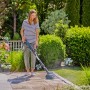 Frau reinigt Terrasse mit Gardena Akku-Multi-Reiniger AquaBrush. Inkl. Bürstenaufsätze.