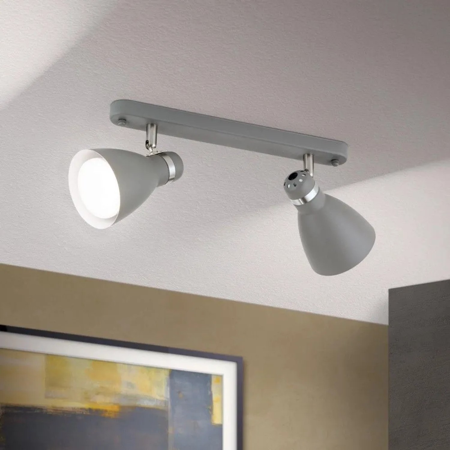 Grauer Orion Deckenstrahler School mit 2 schwenkbaren E27 Spots, mattes Design mit Chromakzenten, leuchtend.