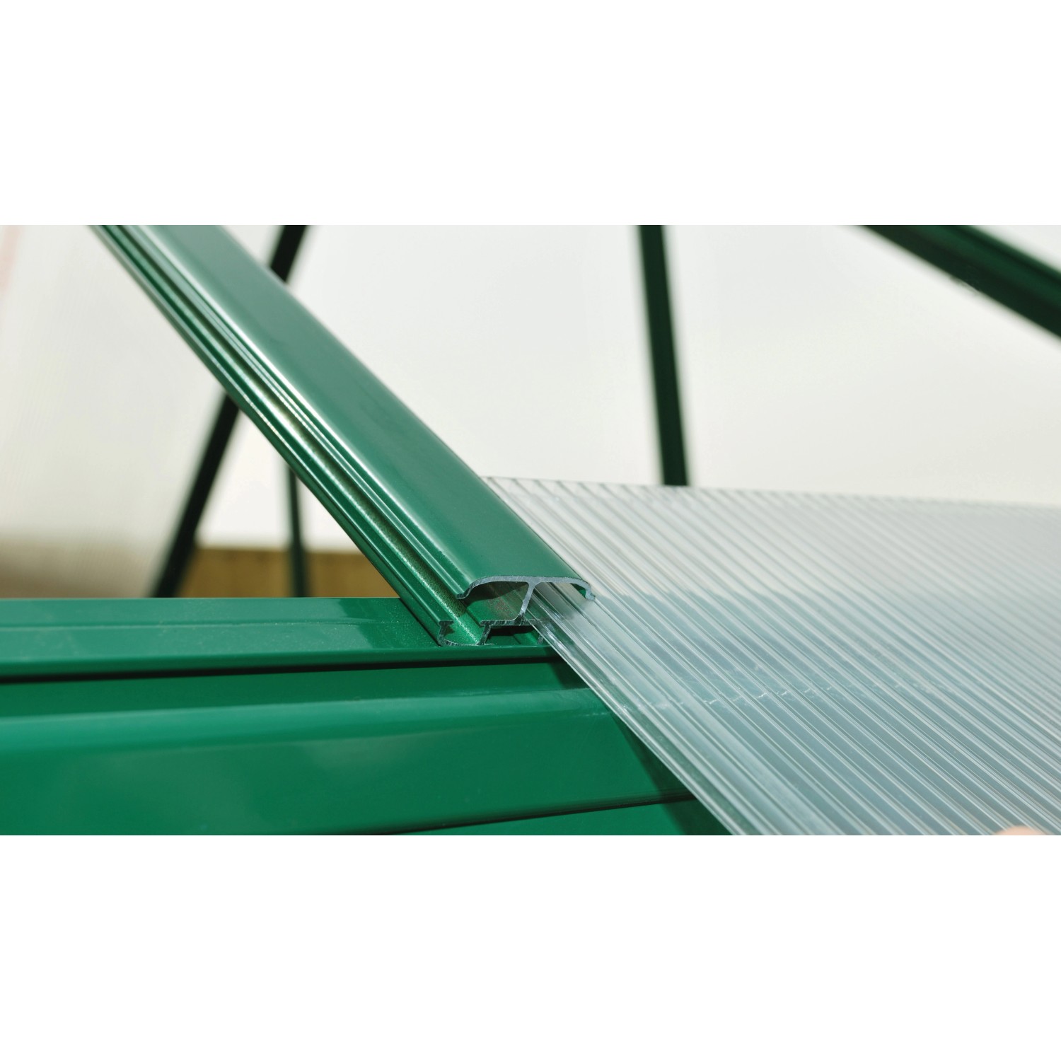 Detailaufnahme: Grüne Aluminiumprofile und transparente Hohlkammerplatten des CANOPIA Gewächshauses.